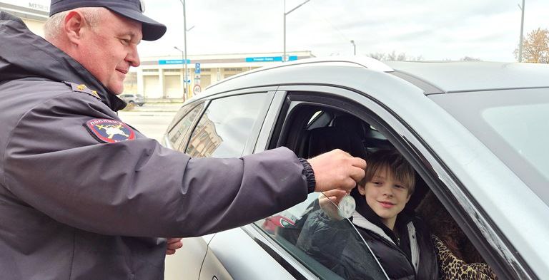 Сотрудники Госавтоинспекции Евпатории провели акцию «Автокресло – детям!»