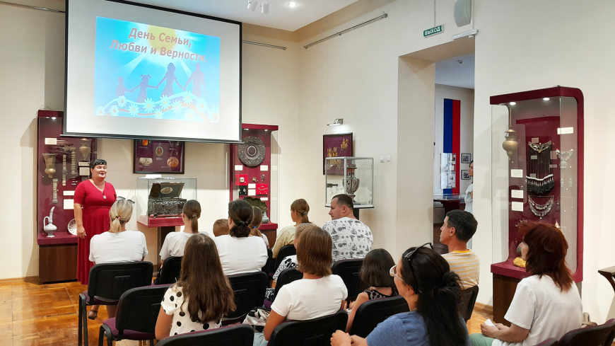 Евпаторийский краеведческий музей провел тематический вечер ко Дню семьи, любви и верности