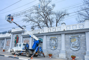 Специалисты приступили к украшению улиц Евпатории к Новому году Специалисты приступили к украшению улиц Евпатории к Новому году