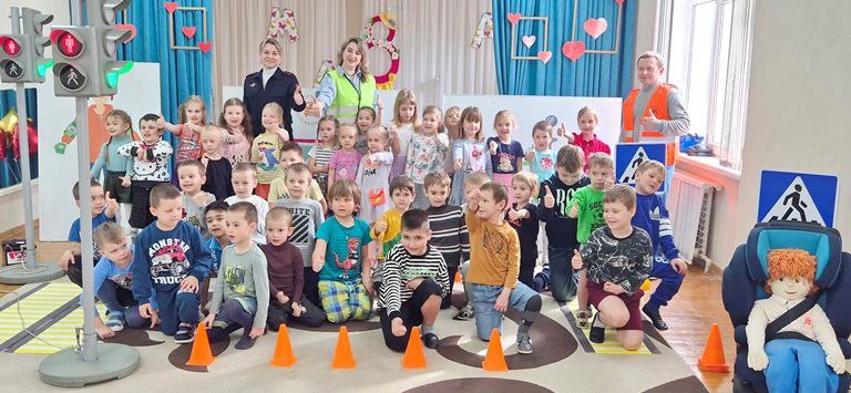 Сотрудники Госавтоинспекции совместно с Лабораторией безопасности провели занятия по дорожной грамотности