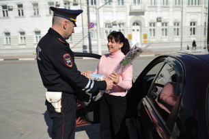 Сотрудники Госавтоинспекции Евпатории поздравили автоледи с Международным женским днем Сотрудники Госавтоинспекции Евпатории поздравили автоледи с Международным женским днем
