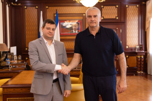 Сергей Аксёнов провел встречу с председателем Совета Регионального отделения партии «Справедливая Россия – За правду» в РК Романом Юхненко Сергей Аксёнов провел встречу с председателем Совета Регионального отделения партии «Справедливая Россия – За правду» в РК Романом Юхненко