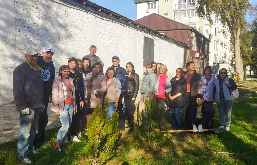 В Евпатории прошла экологическая акция «Посади свое дерево жизни»