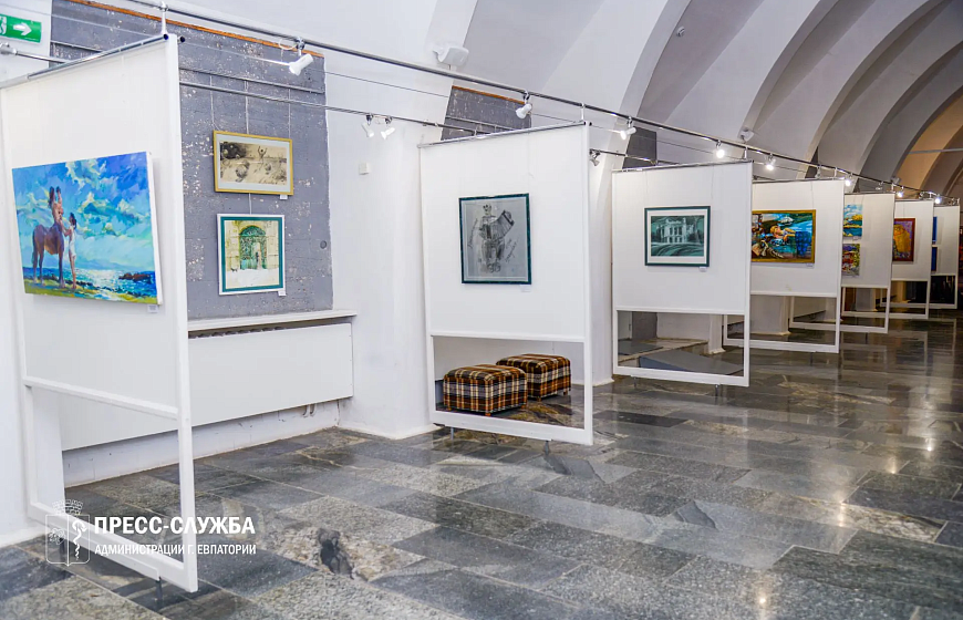 В Евпатории проходит выставка евпаторийских художников
