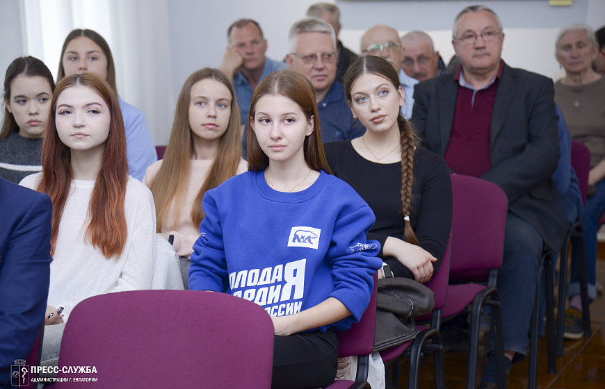 В Евпатории состоялось гашение марочного блока, посвященного 80-летию Победы