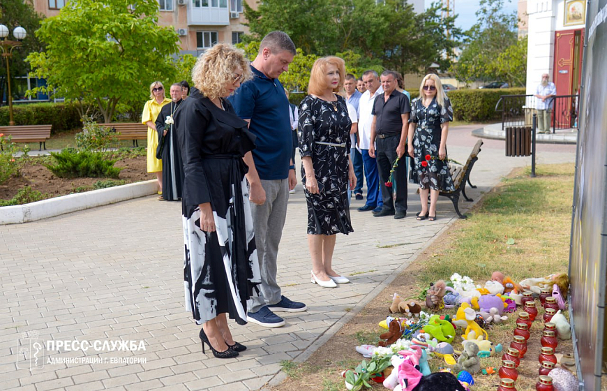 В Евпатории прошла акция, посвященная Дню памяти детей – жертв войны в Донбассе
