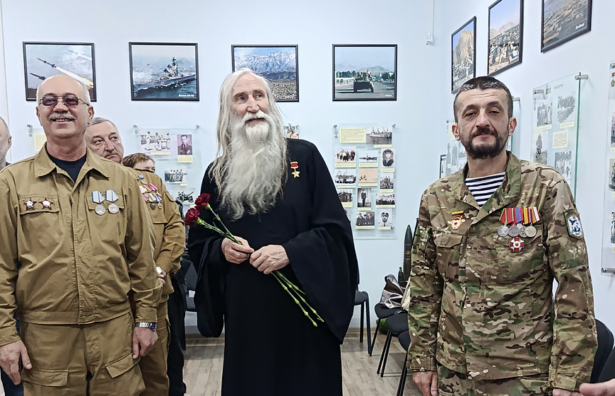 Посещение Музея современной военной истории отцом Киприаном, Героем Советского Союза – В.А. Бурковым