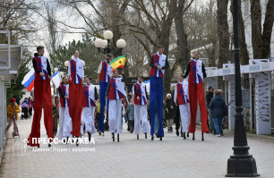В Евпатории ходулисты установили рекорд России к 10-летию Крымской весны В Евпатории ходулисты установили рекорд России к 10-летию Крымской весны