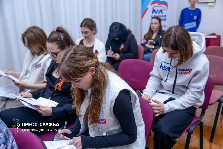 Евпаторийцы написали «Диктант Победы»