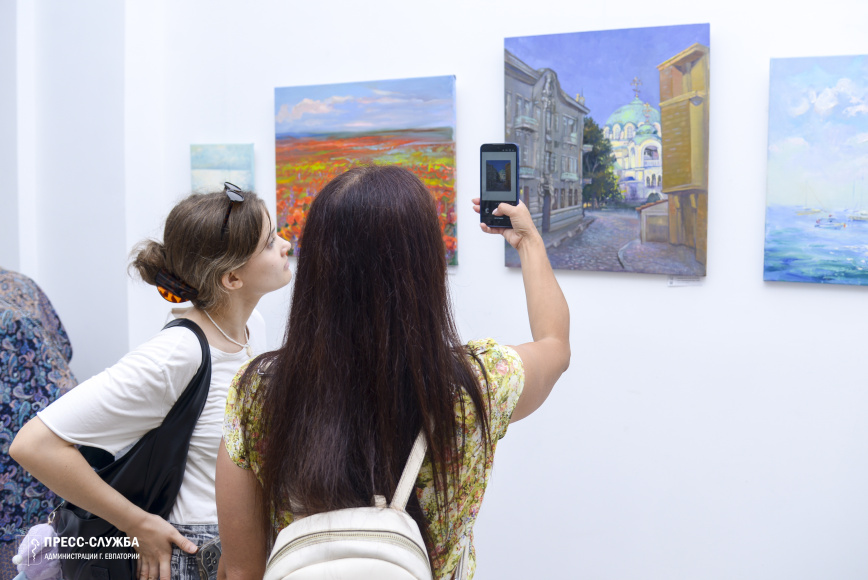В Евпатории открылась выставка картин о природе Крыма