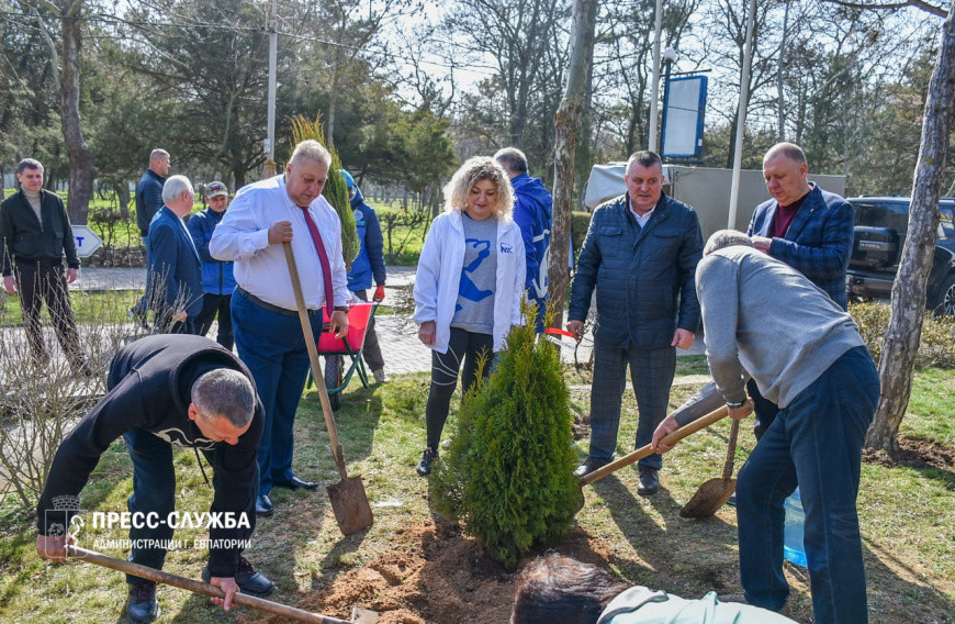 В Евпатории высадили деревья дружбы