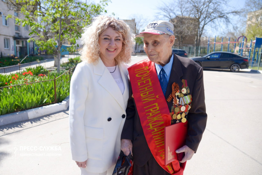 Галина Герасимова вручила нагрудные знаки «Почетный гражданин города Евпатории» ветеранам