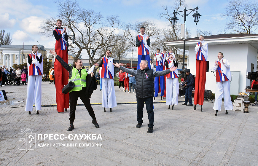 В Евпатории ходулисты установили рекорд России к 10-летию Крымской весны