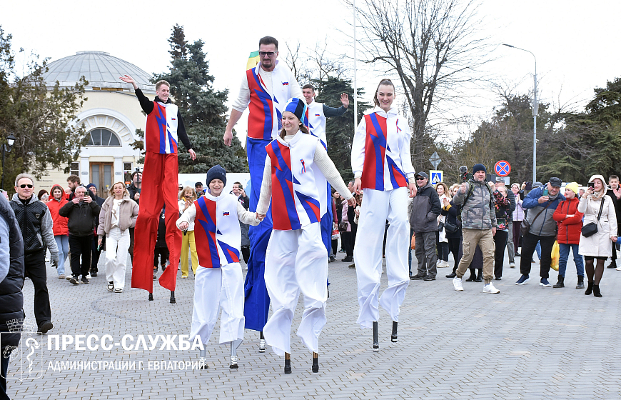 В Евпатории ходулисты установили рекорд России к 10-летию Крымской весны