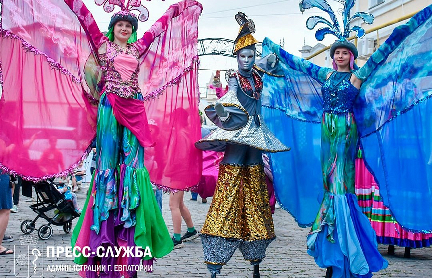 В Евпатории ходулисты установили рекорд России к 10-летию Крымской весны