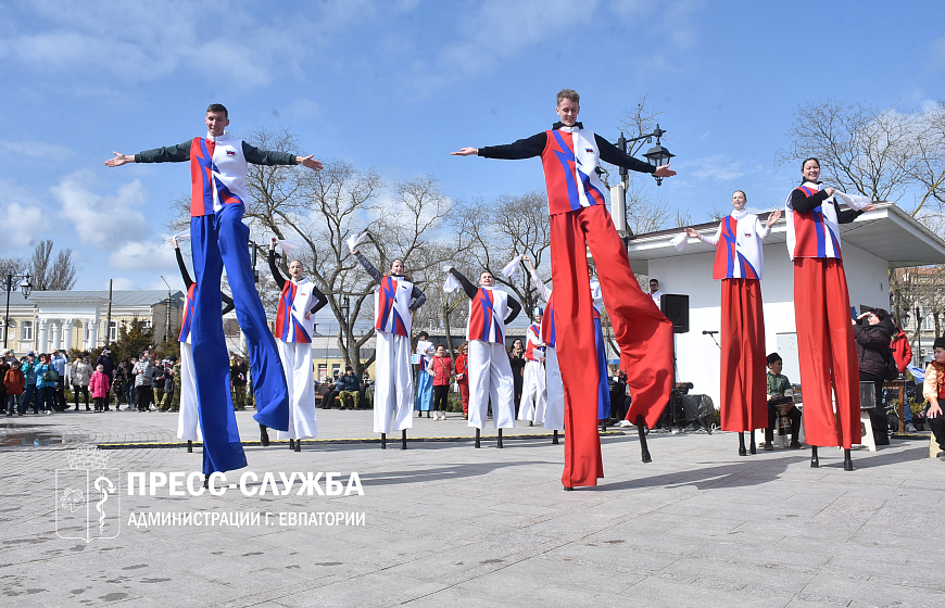В Евпатории ходулисты установили рекорд России к 10-летию Крымской весны