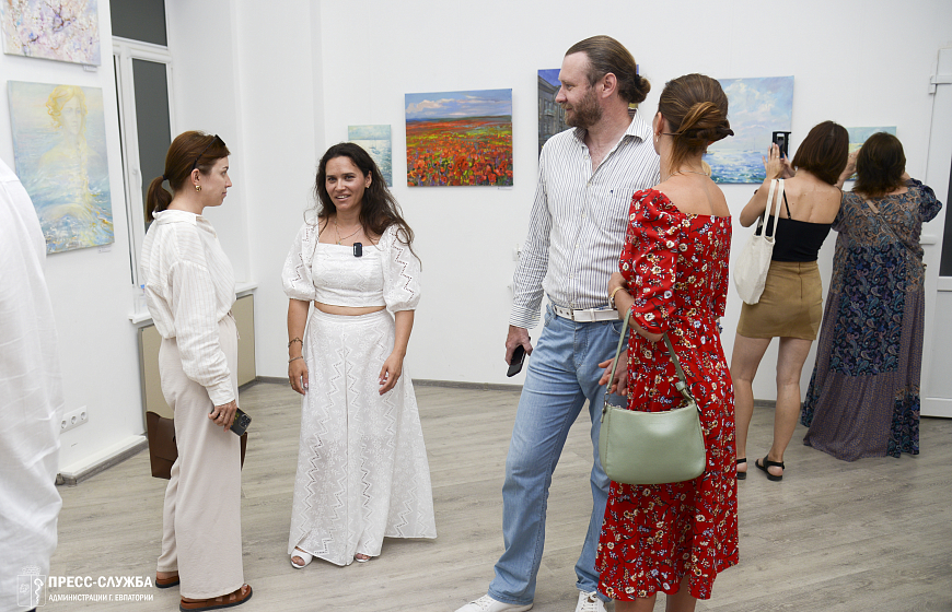 В Евпатории открылась выставка картин о природе Крыма