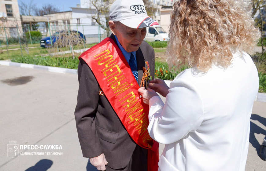 Галина Герасимова вручила нагрудные знаки «Почетный гражданин города Евпатории» ветеранам