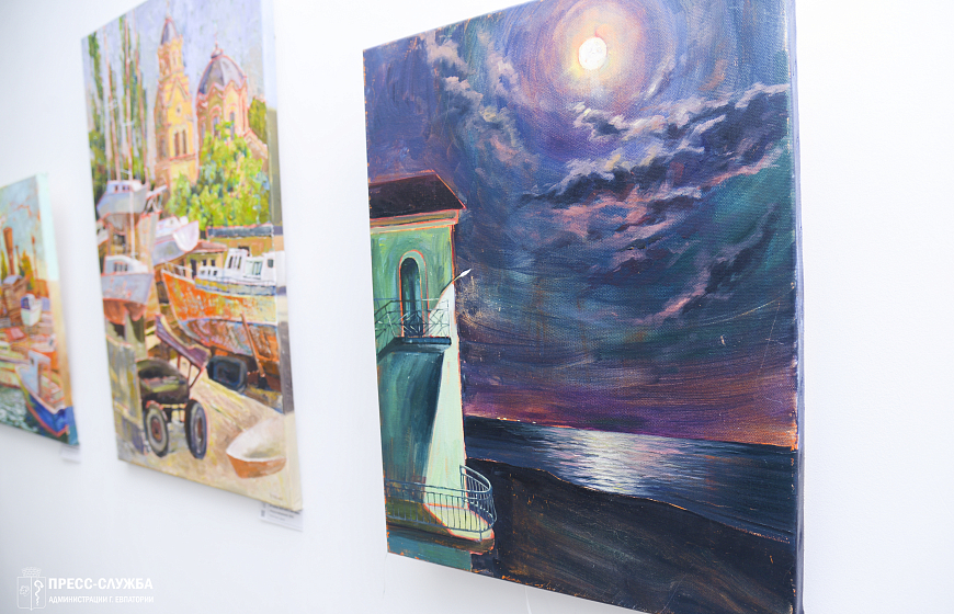 В Евпатории открылась выставка картин о природе Крыма