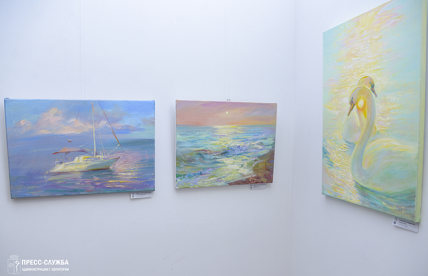 В Евпатории открылась выставка картин о природе Крыма