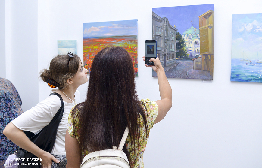 В Евпатории открылась выставка картин о природе Крыма