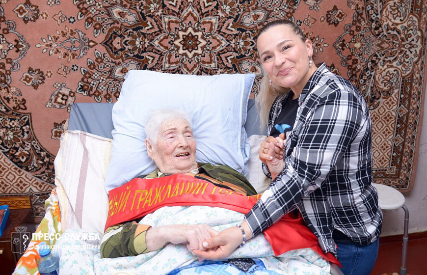 Галина Герасимова вручила нагрудные знаки «Почетный гражданин города Евпатории» ветеранам