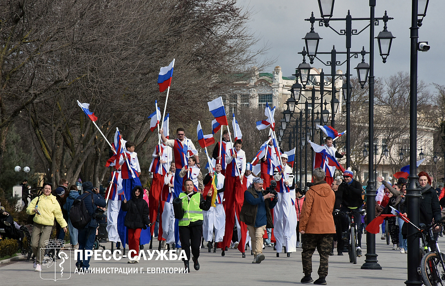 В Евпатории ходулисты установили рекорд России к 10-летию Крымской весны