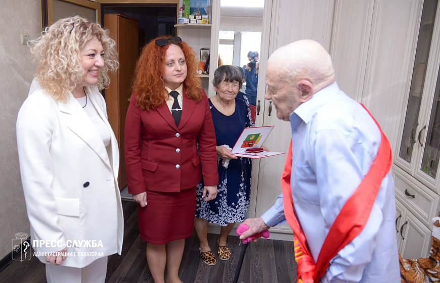 Галина Герасимова вручила нагрудные знаки «Почетный гражданин города Евпатории» ветеранам