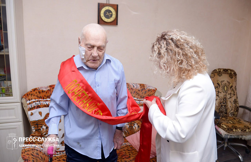 Галина Герасимова вручила нагрудные знаки «Почетный гражданин города Евпатории» ветеранам