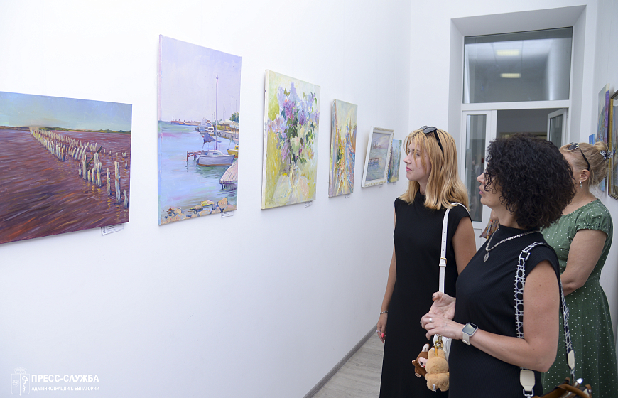 В Евпатории открылась выставка картин о природе Крыма