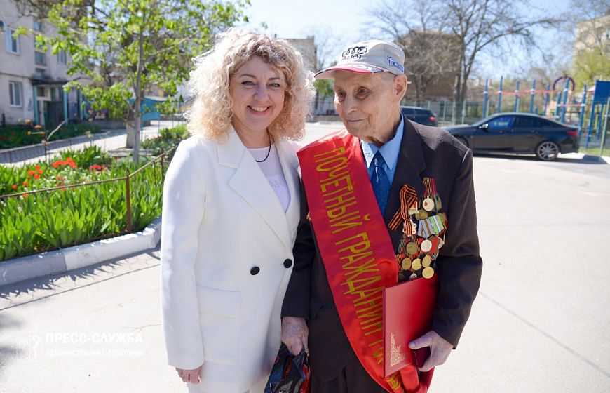 Галина Герасимова вручила нагрудные знаки «Почетный гражданин города Евпатории» ветеранам