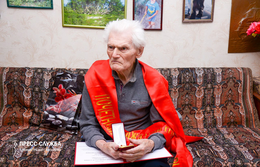 Галина Герасимова вручила нагрудные знаки «Почетный гражданин города Евпатории» ветеранам