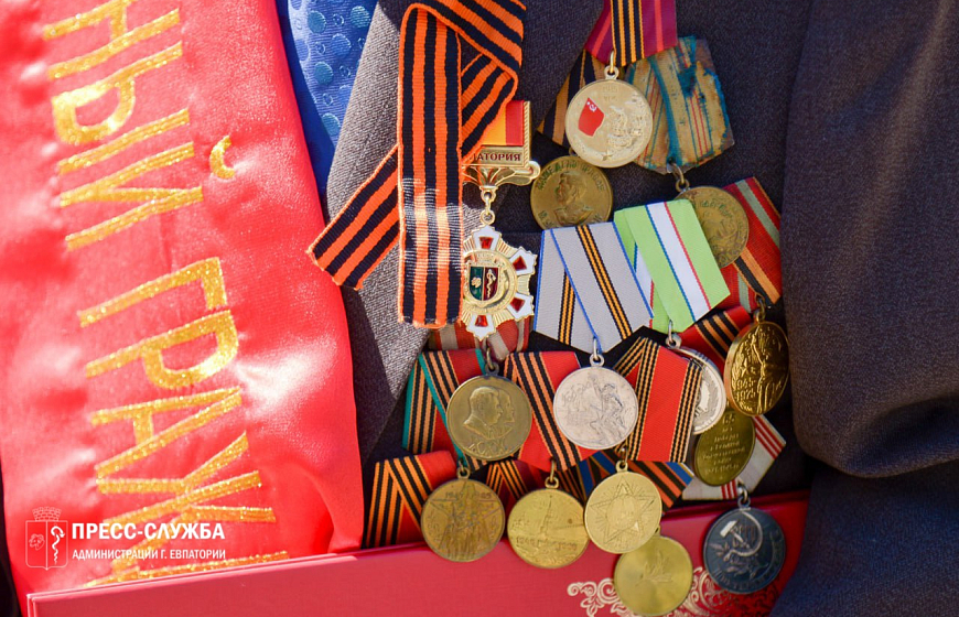 Галина Герасимова вручила нагрудные знаки «Почетный гражданин города Евпатории» ветеранам