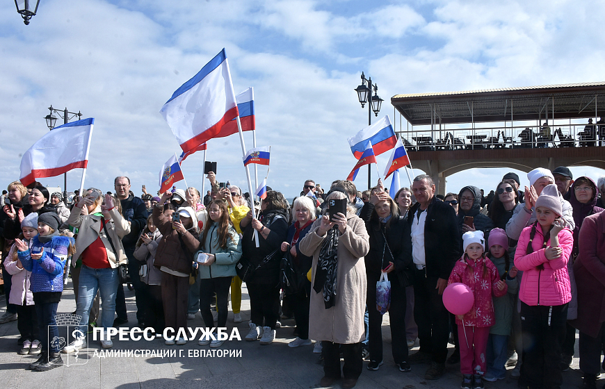 В Евпатории ходулисты установили рекорд России к 10-летию Крымской весны