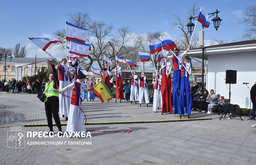 В Евпатории ходулисты установили рекорд России к 10-летию Крымской весны