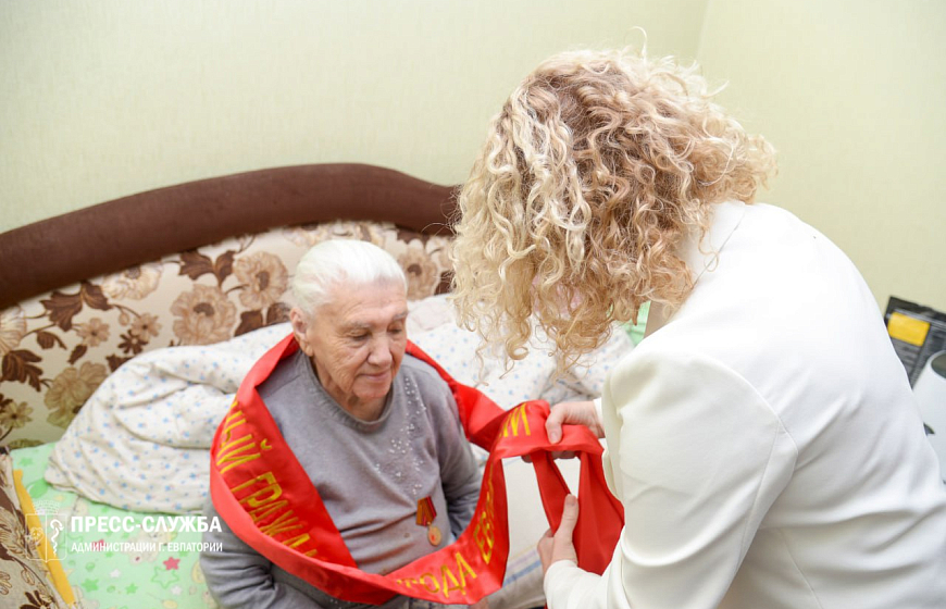 Галина Герасимова вручила нагрудные знаки «Почетный гражданин города Евпатории» ветеранам