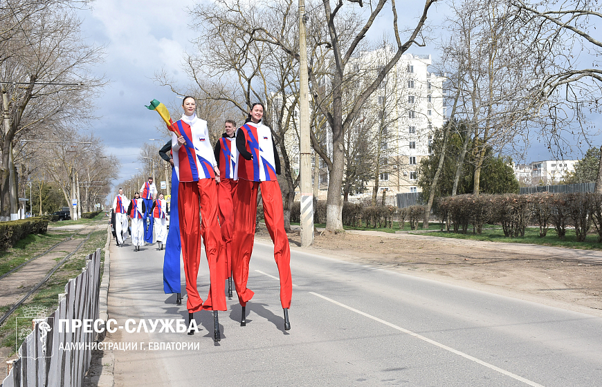 В Евпатории ходулисты установили рекорд России к 10-летию Крымской весны