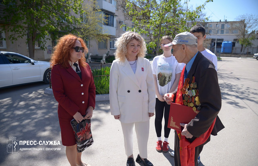 Галина Герасимова вручила нагрудные знаки «Почетный гражданин города Евпатории» ветеранам